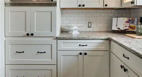 kitchen cabinet pulls vs knobs